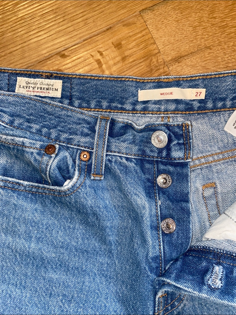Levi’s Wedgie Fit Blue Denim Jeans Factory Distressed Button Fly Tapered 27 - Picture 9 of 16